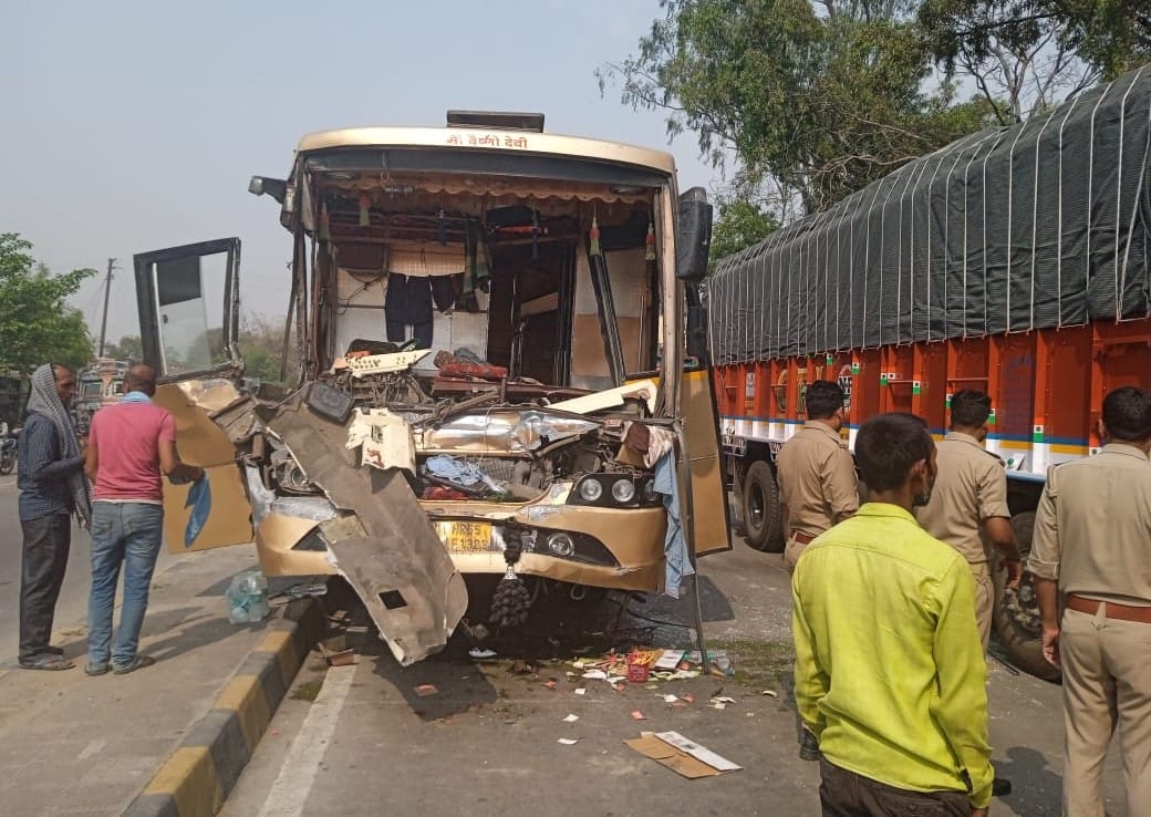 Bus going to Darbhanga collides with trailer, driver injured