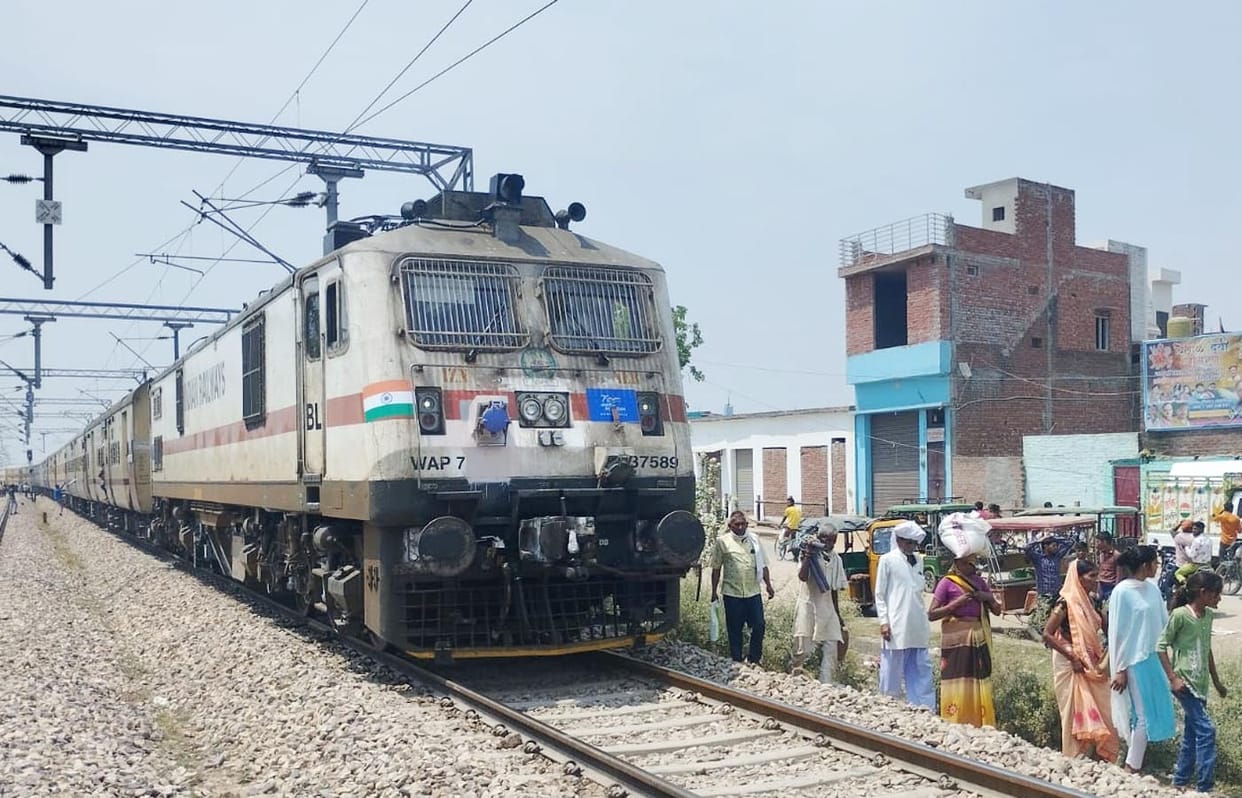 Kasganj-Bareilly passenger engine fails in Ujhani