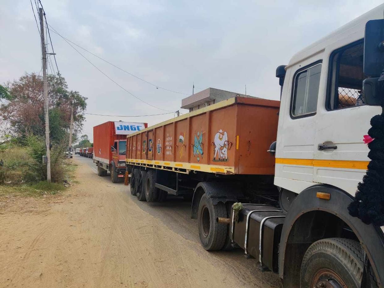 Jam on Hisar-Bhuna road due to arrest of youth