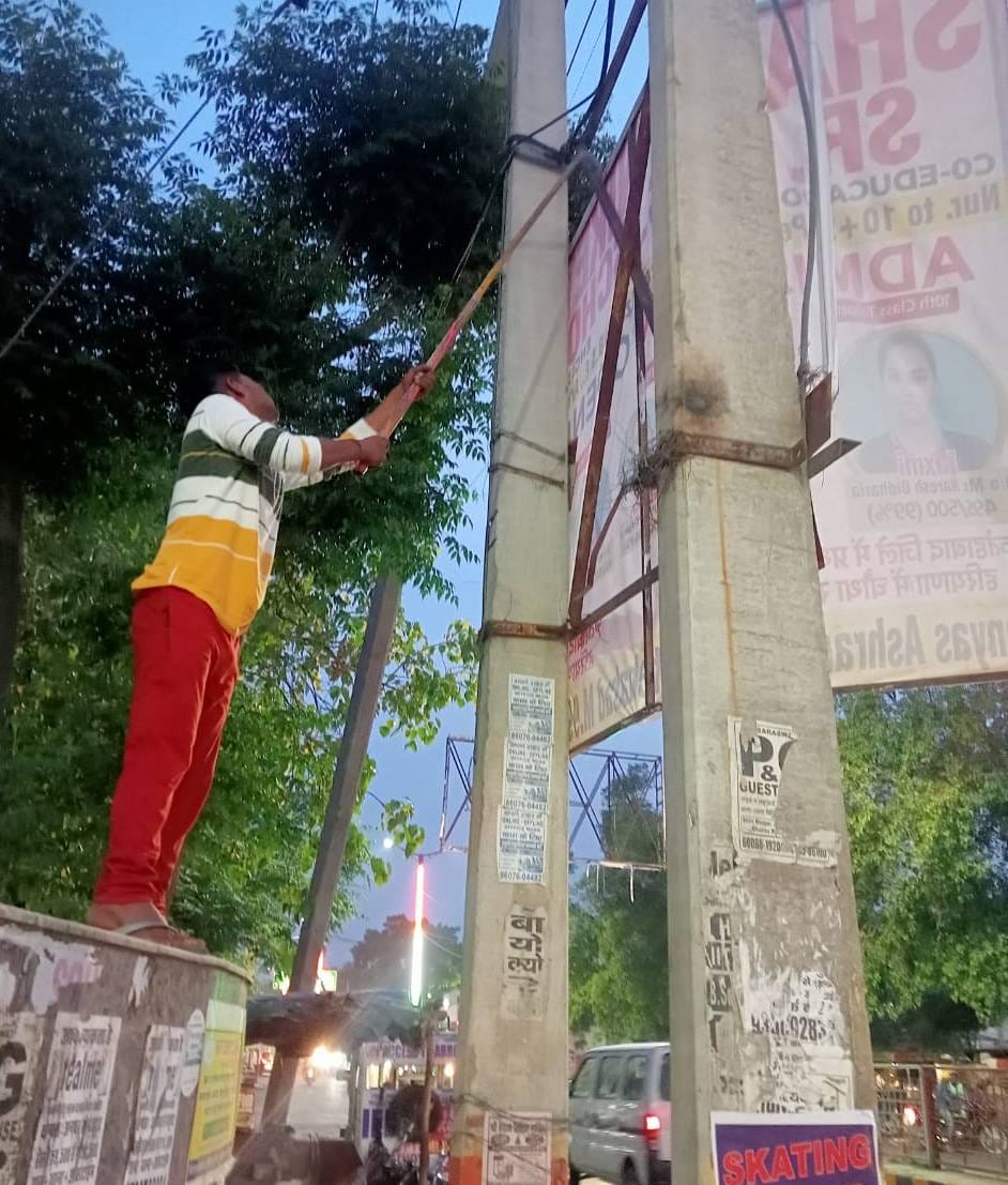 Municipal Council removed illegal hoardings in the city, gave warning
