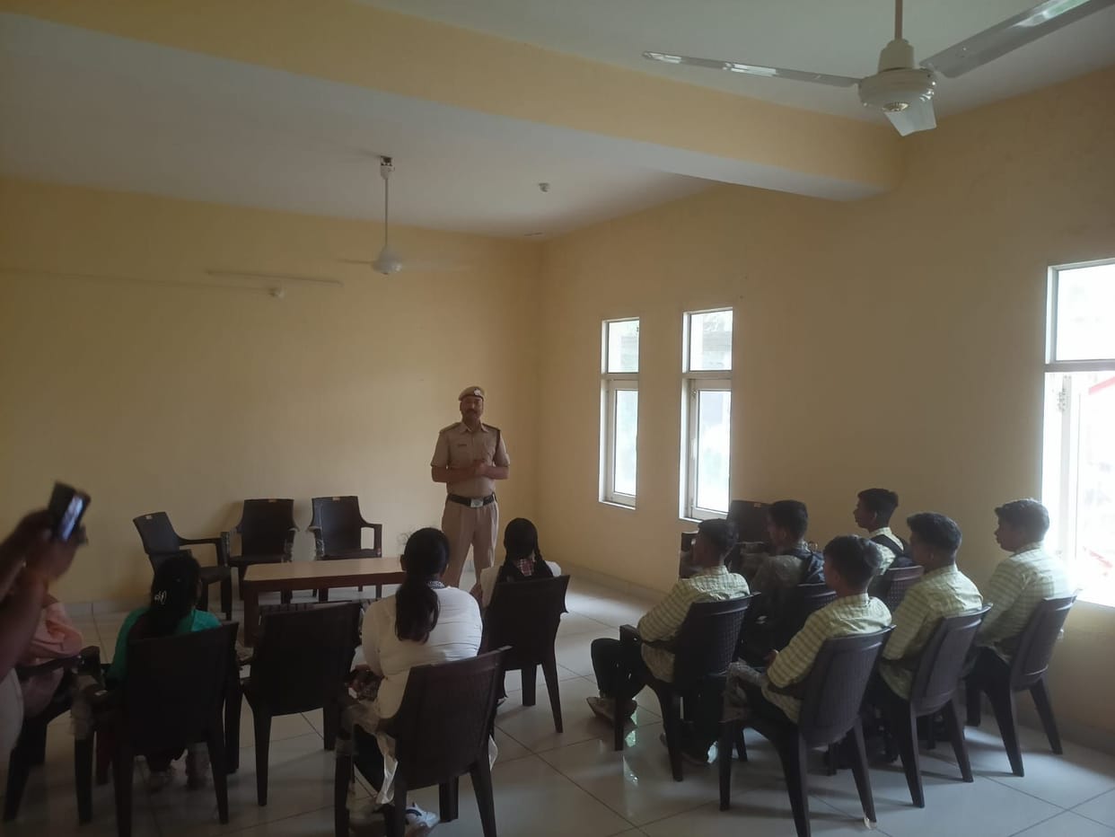 Tell Dhakiya school children about fire prevention methods