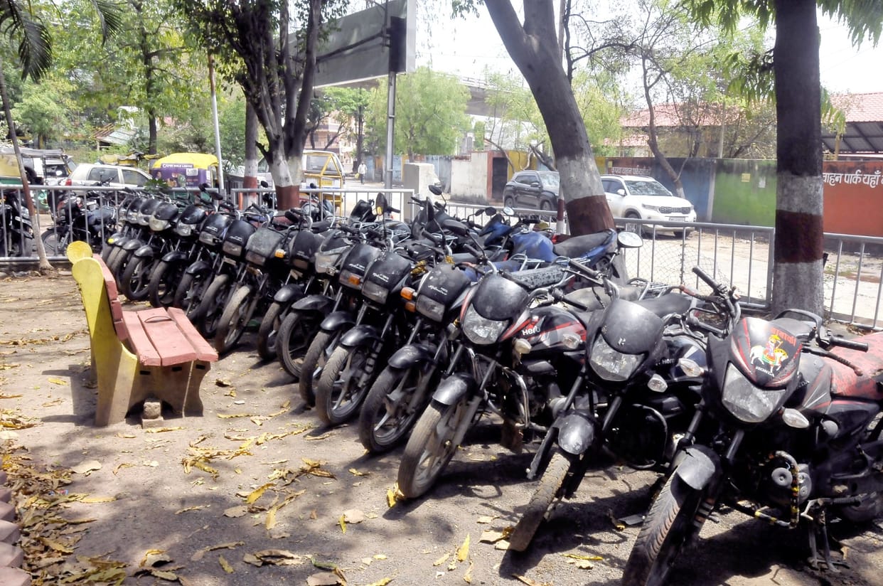 Moradabad: Youth stole bike and came to sell it to its owner, ran away after being recognized