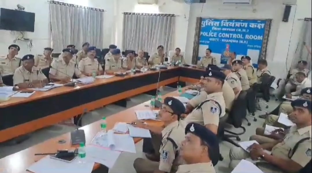 पुलिस कंट्रोल रूम में मीटिंग लेते खंडवा एसपी