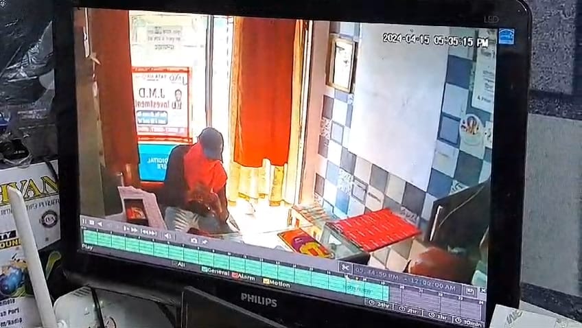 Looted 25 thousand rupees and gold ring in one minute