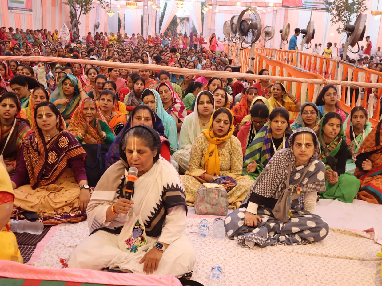 Crowd of devotees gathered in Garjiya on the sixth Navratri