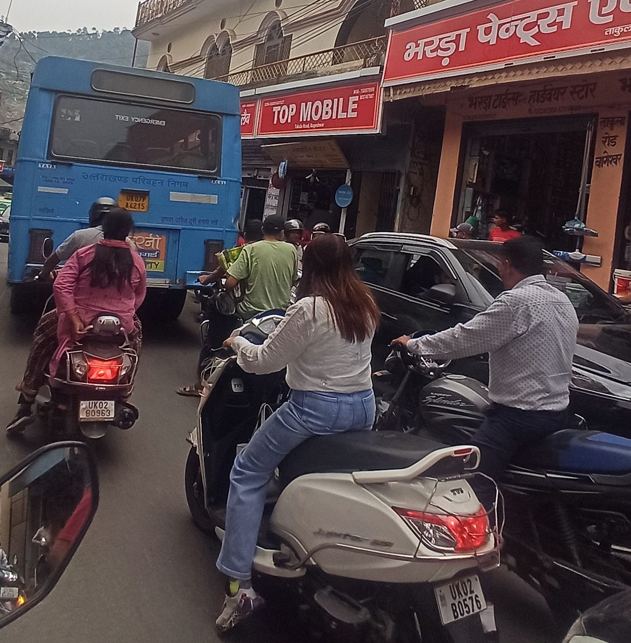 Vehicles kept crawling between Saryu Bridge and Gomti Bridge for half an hour.