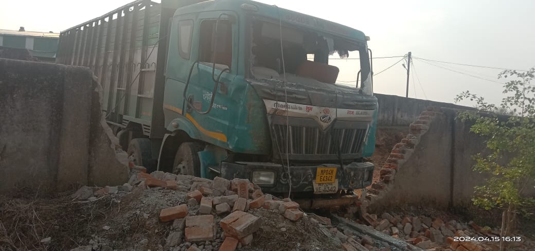 The trolley parked in Tendukheda Mandi warehouse of Damoh suddenly rolled and broke two boundary walls