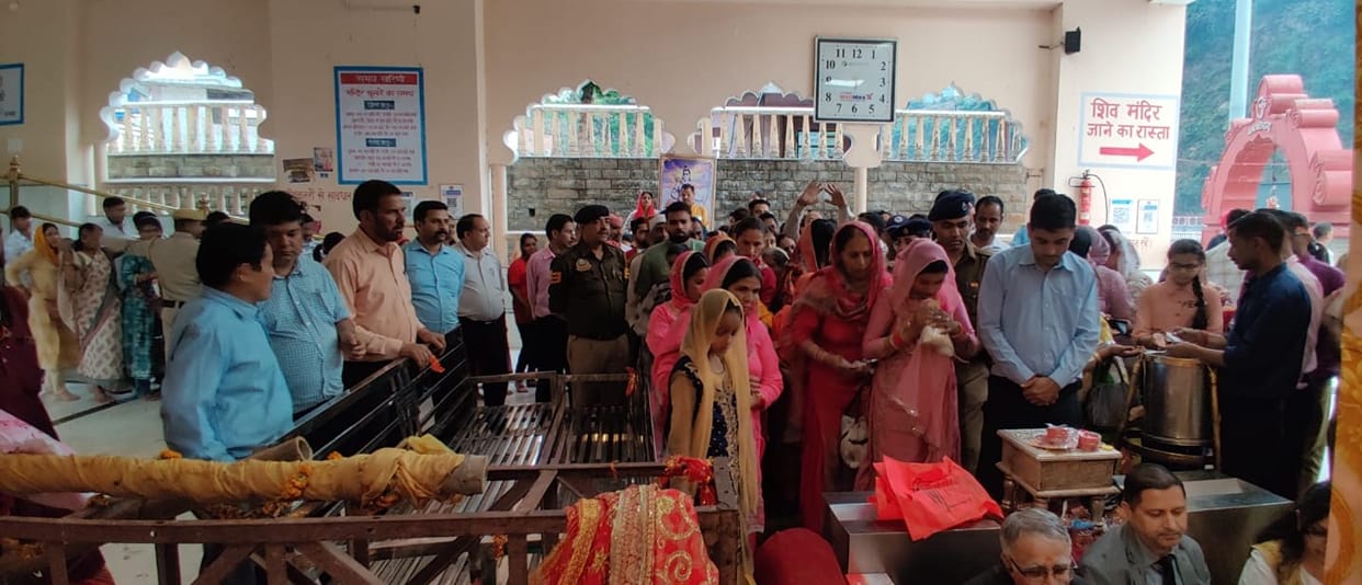 56 offerings were made in Chamunda temple, new vermilion was offered to the mother.