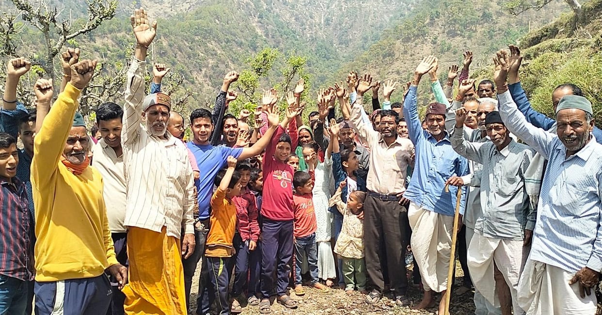People of Sandraka raised fist for the road