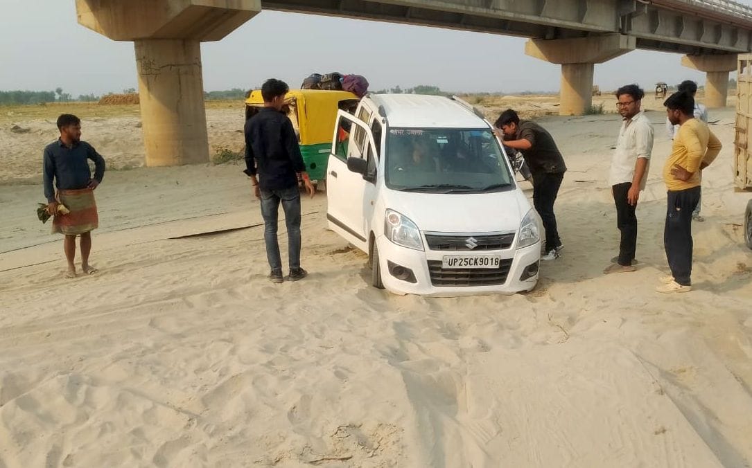 Vehicles getting stuck in the approach road of Kolaghat Pantoon Bridge, fear of accident too