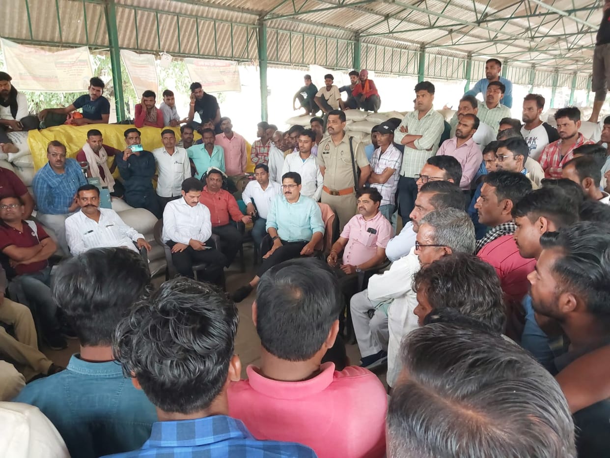 Farmers get angry when bid for wheat crop is not accepted, ruckus in the market