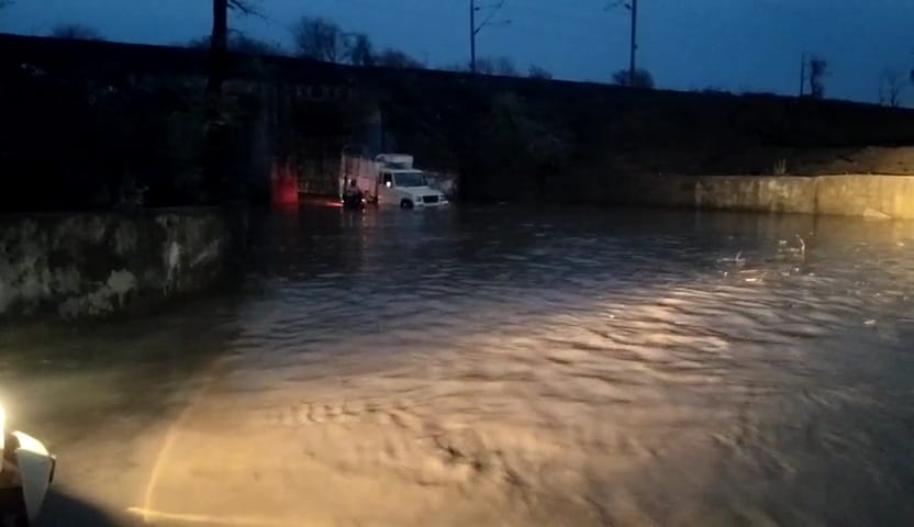 Normal life affected due to strong storm and heavy rain in Damoh district