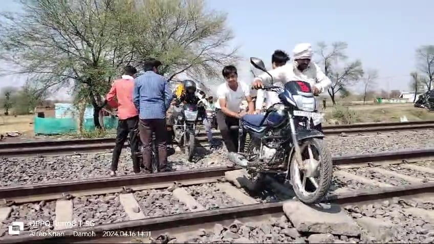 Damoh-Patharia road closed for 24 hours, people leaving the railway track