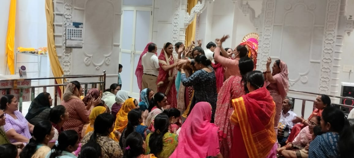 Women danced on Mata's hymns on Ashtami