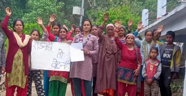 People angry over the bad condition of Chamu Band-Kara road demonstrated