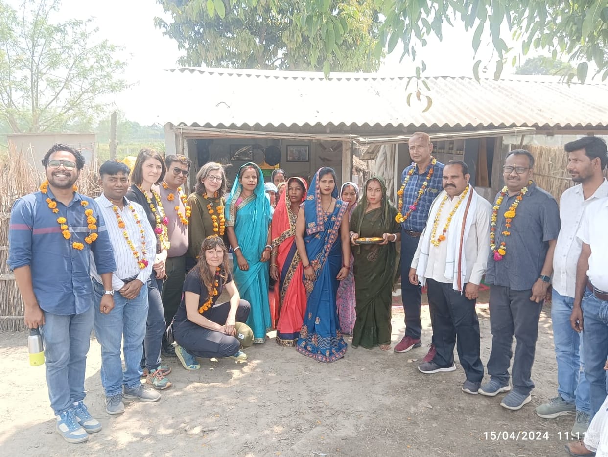 Learn the method of honey production from foreign tourists