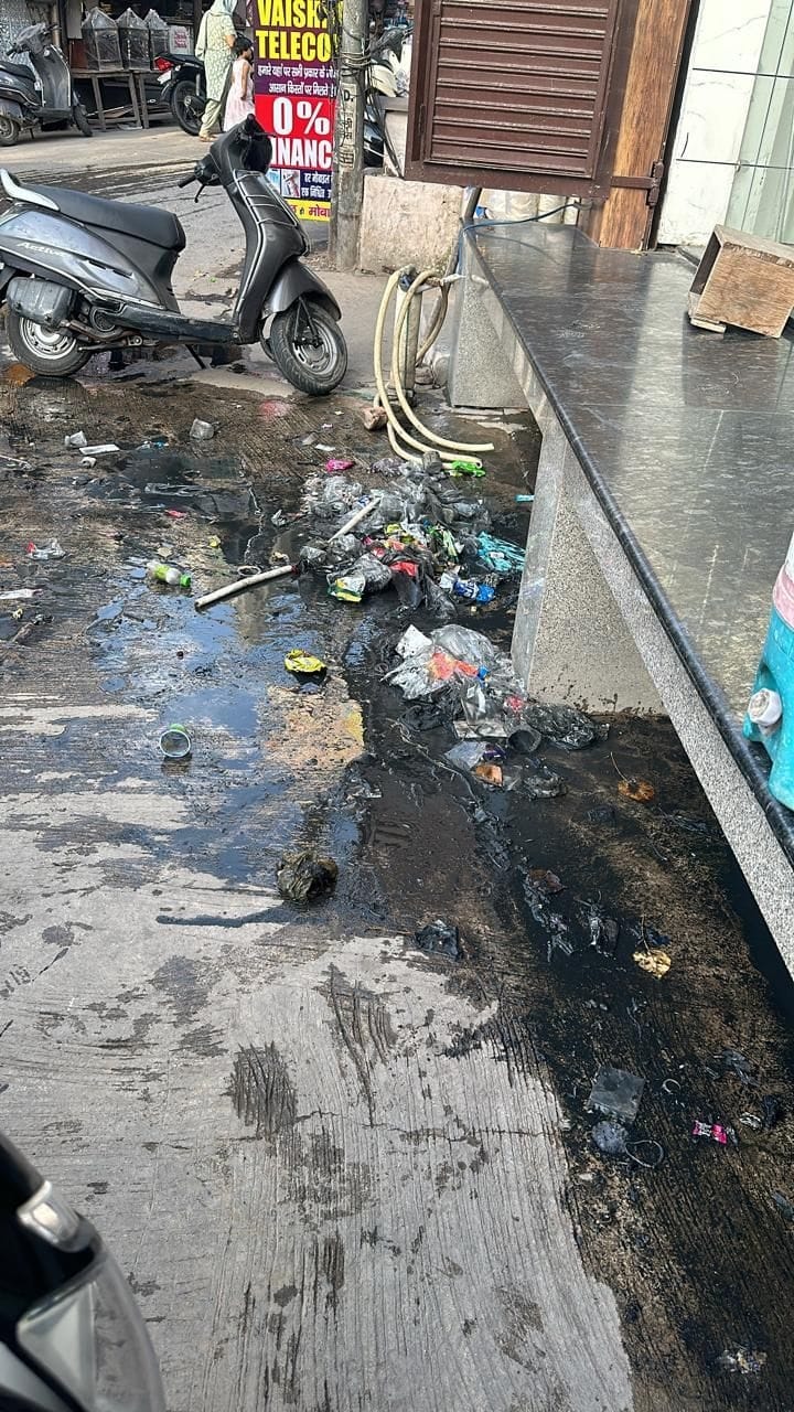 Drain overflow, stinking water accumulated at Netaji Subhash Chowk