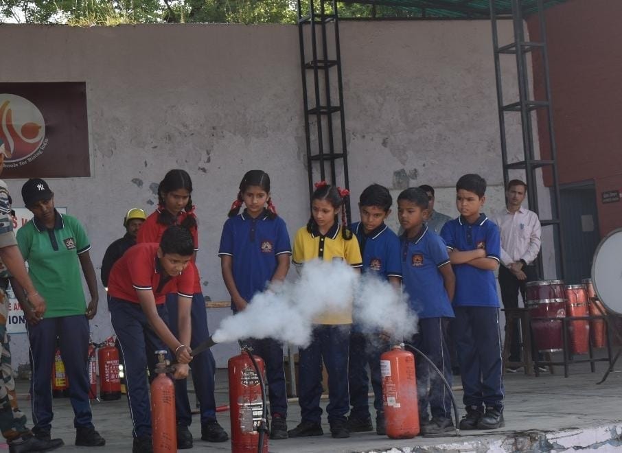 Children learned to extinguish fire with machines