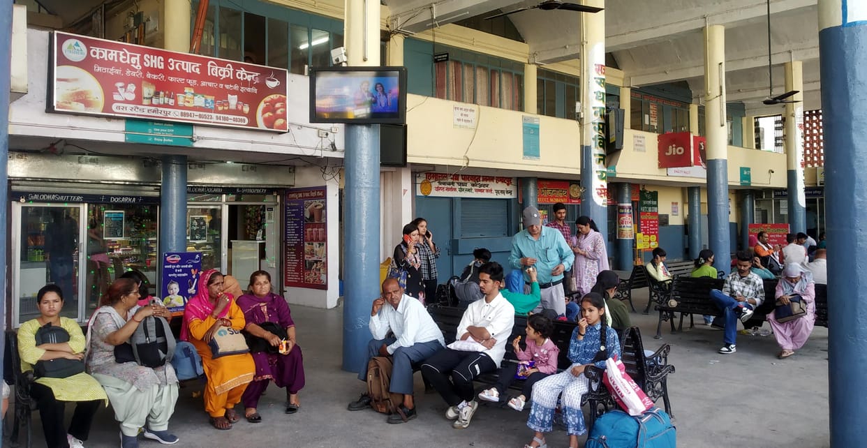 Finding inquiry center at Hamirpur bus stand becomes a challenge for passengers