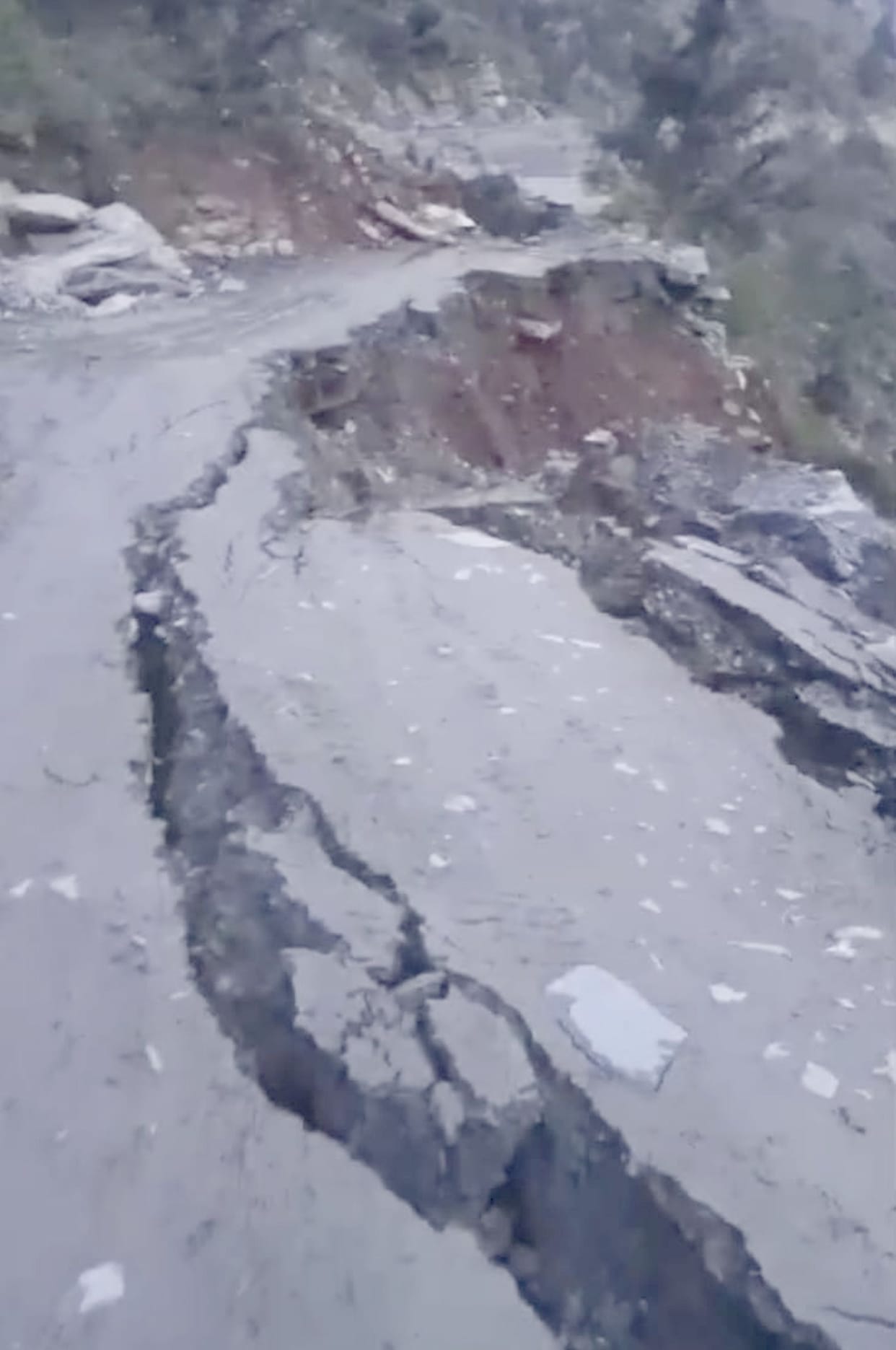 Holi-Kharamukh road caved in due to landslide, items of daily use not delivered