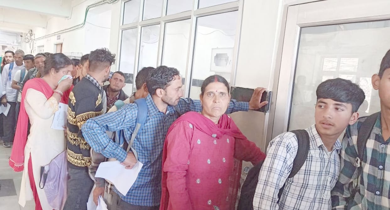 There were queues of patients in the emergency room
