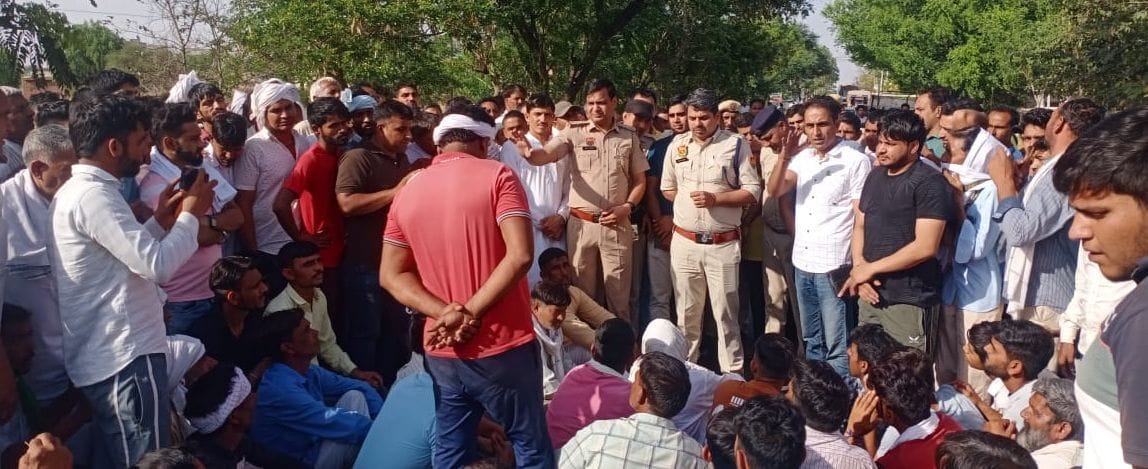 Villagers and family members blocked the Delhi-Pilani National Highway in Golagarh by keeping the dead body for two and a quarter hours.