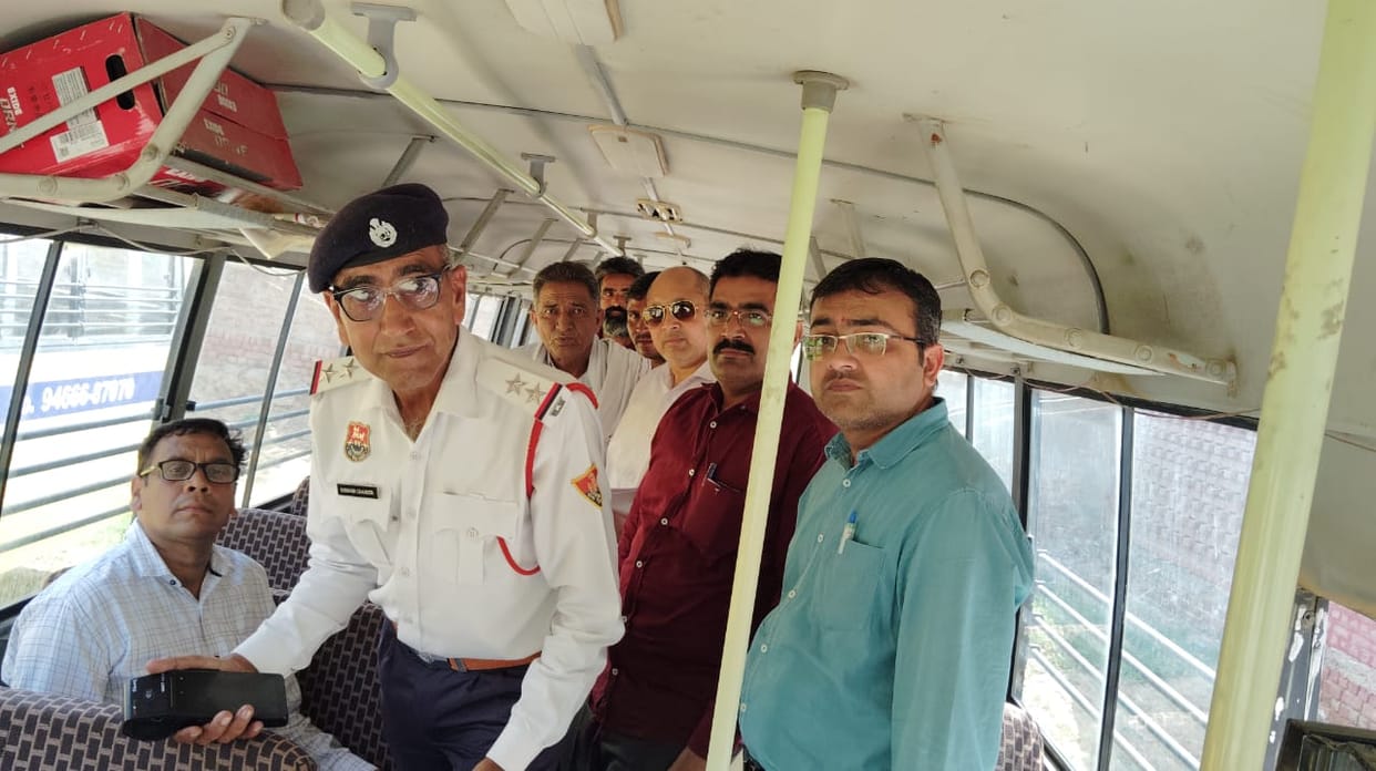Challans issued for 40 school vehicles, association claims - 80 percent private schools remain closed