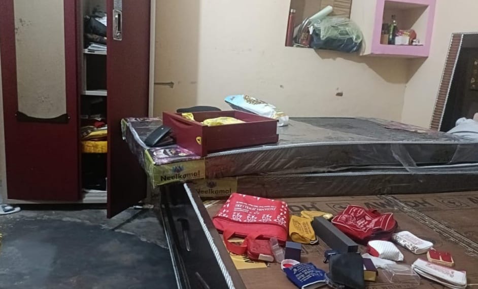 Thieves searched the empty house, stole lakhs