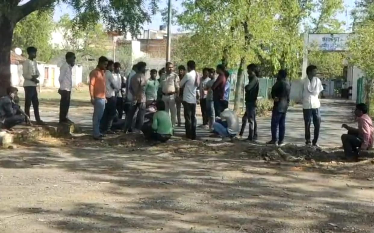 Dead body of youth found at railway crossing in Botarai village of Damoh, family members accused of murder