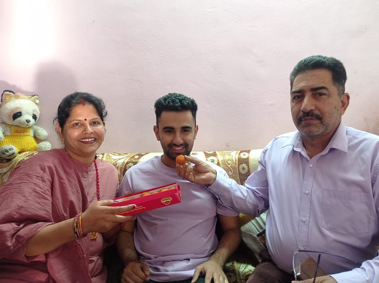 Romit of Bageshwar also hit the ground and achieved 390th rank.