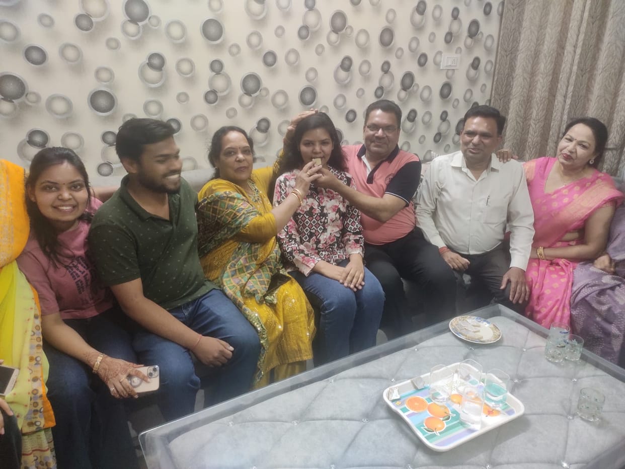 -Kept distance from social media and family events, Komal studied online and got 221st rank in UPSC.