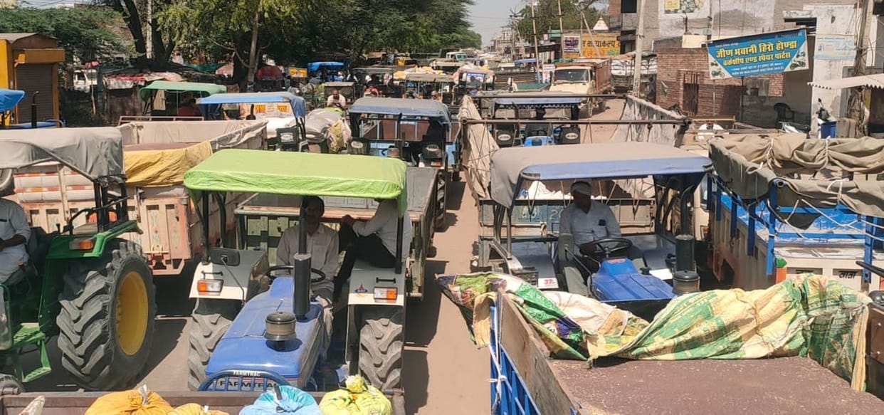 Due to the vehicles of farmers reaching the market, there was a jam situation throughout the day on the main roads of Tosham