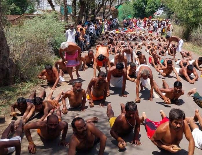 In Damoh, amidst 40 degree temperature, devotees reached the court of Balkhandan Mata