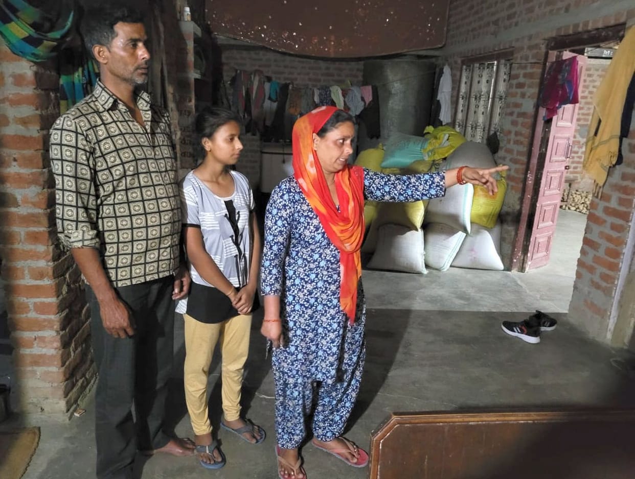 Robbery worth Rs 3 lakh by taking family hostage in Sarauriya