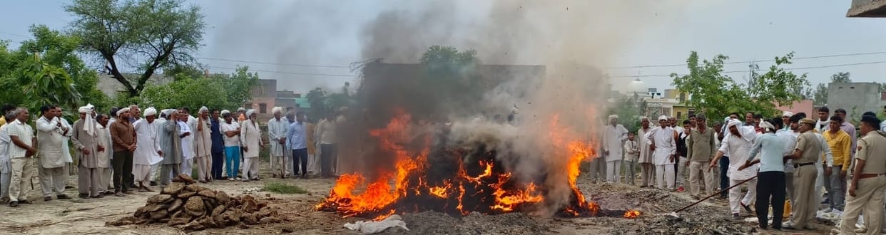 Son Ashok came from Hisar jail to offer funeral pyre to his father.