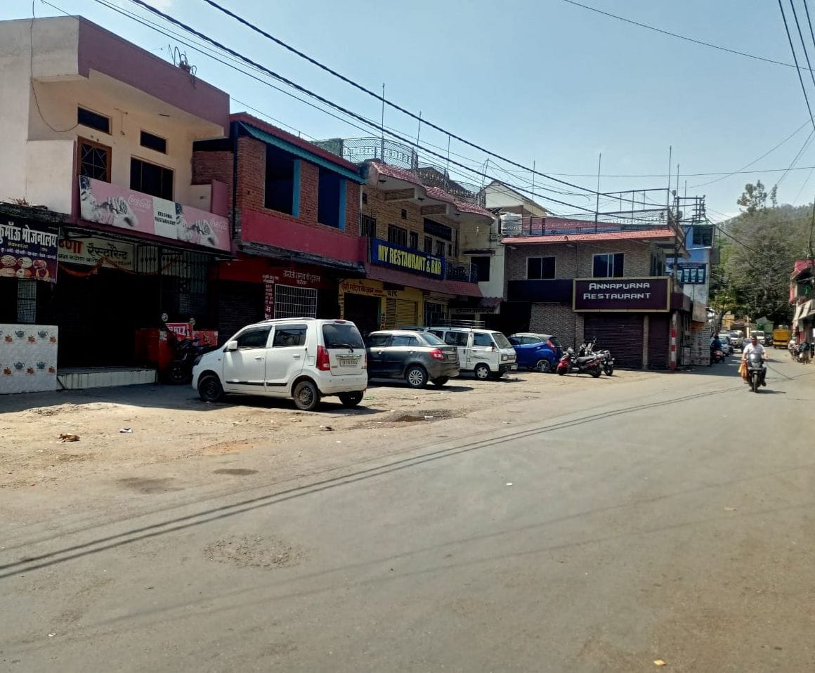 Four Kemu buses and only one Roadways bus left from Bageshwar.