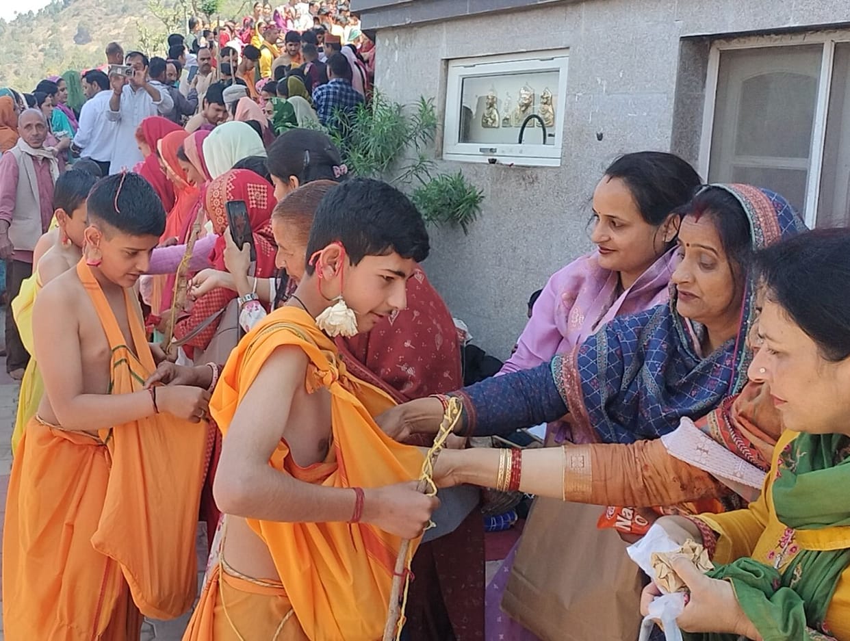 80 teenagers took Sandhya Vandan and initiation to stay away from drugs.