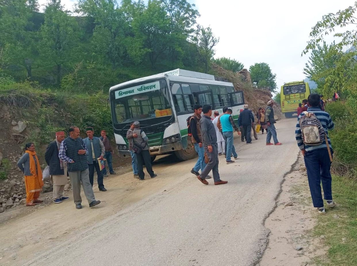 Bus stopped in the middle of the road, passengers walking on foot