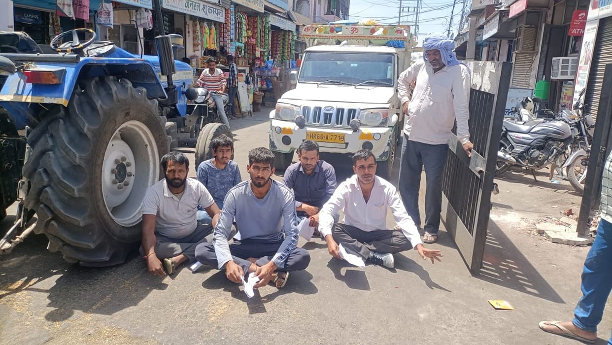Farmers sat on strike due to hindrance in procurement, later administration cut gate passes