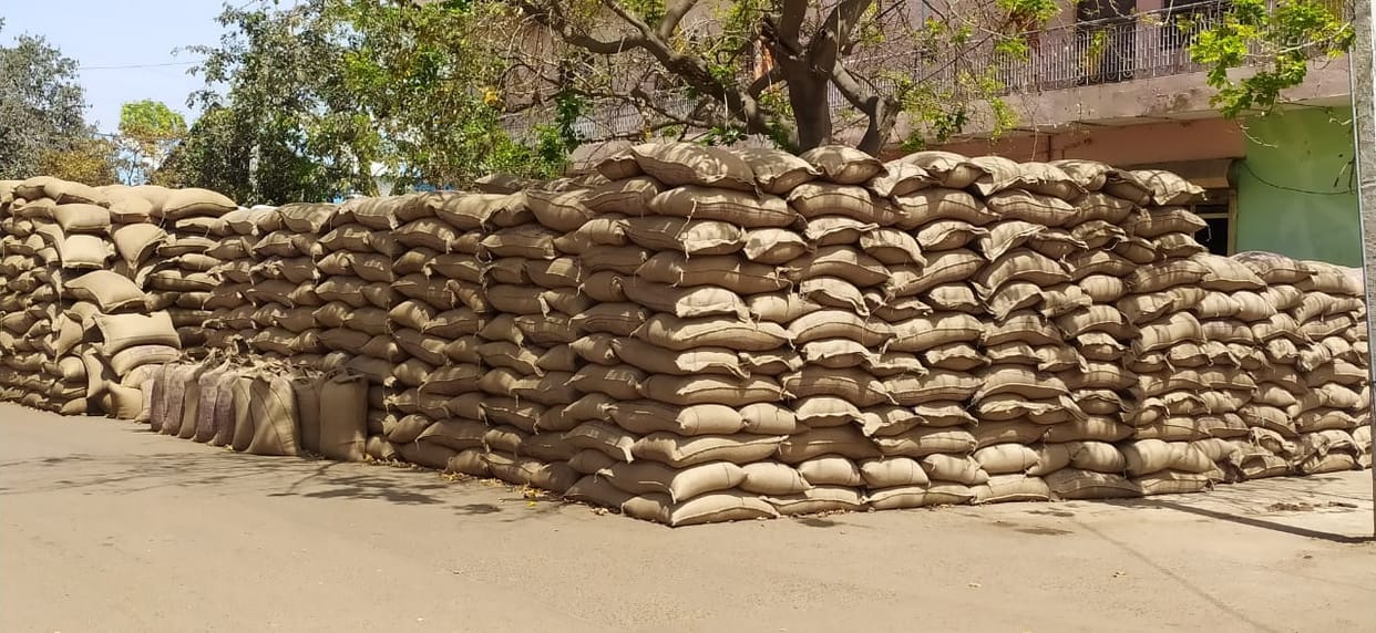 Slow lifting of crops in grain markets