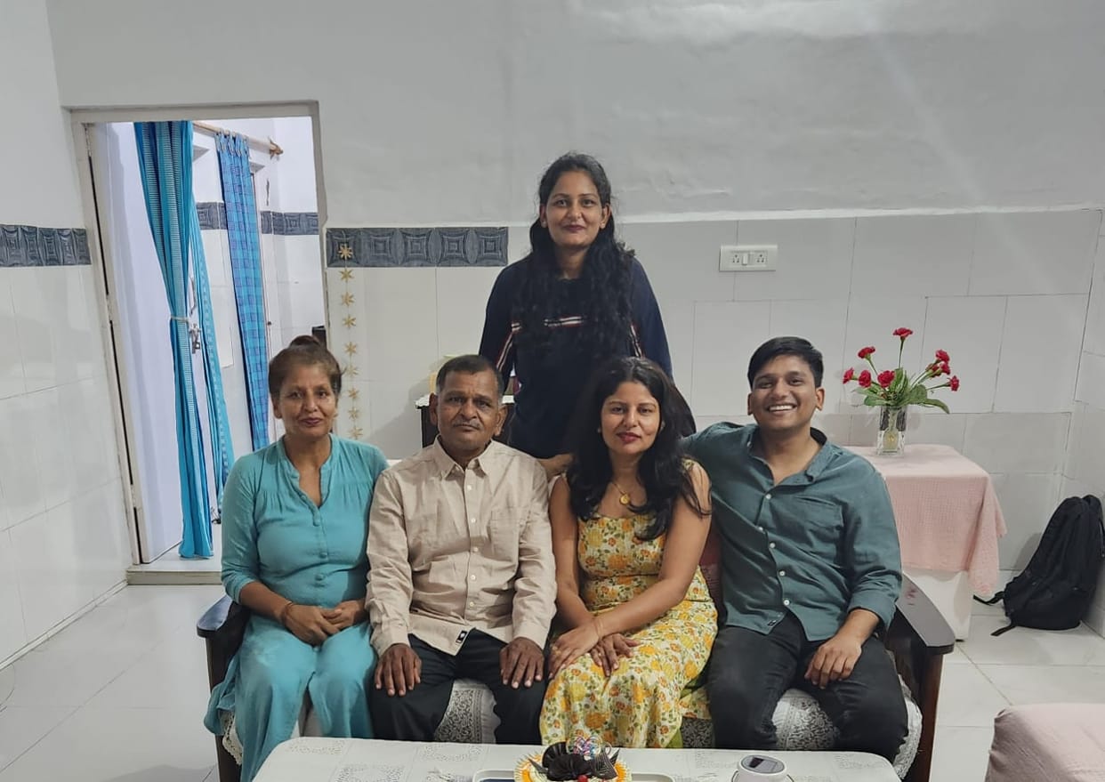 Father sold taxi under compulsion, son studied in library and got success in UPSC