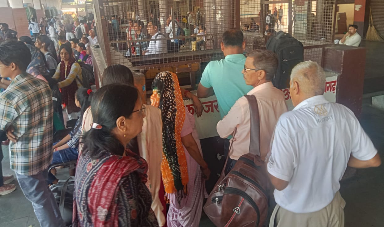 Roadways are suffering from shortage of employees, queues are forming at advance ticket booking counters