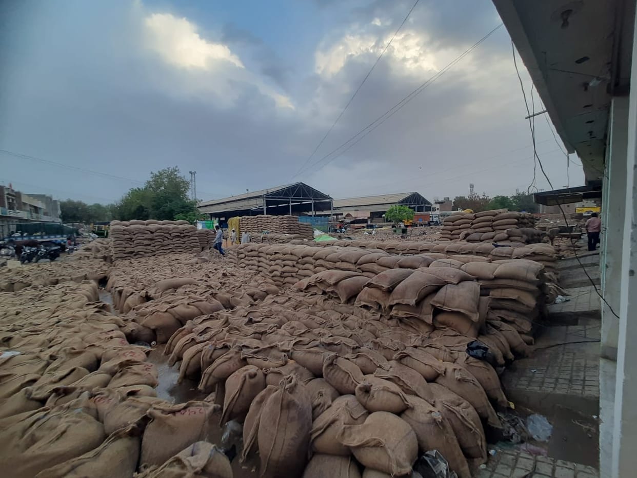 Incomplete system got 80 thousand bags of grain soaked in rain, farmers were seen running here and there for tarpaulin.