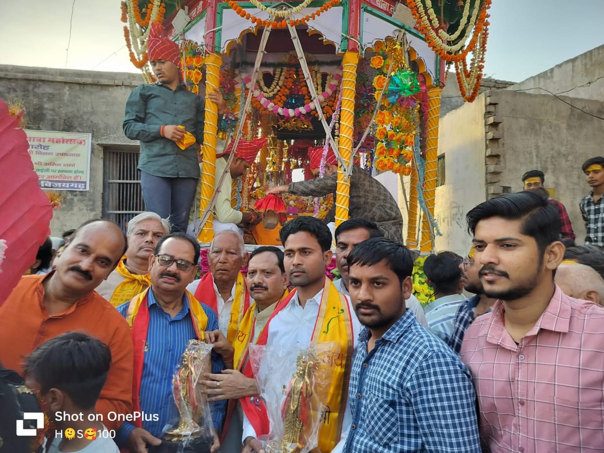 Thakurji came out sitting on a hundred year old chariot.