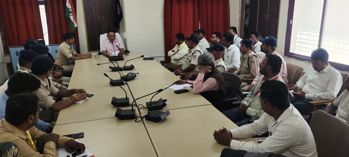 SST टीमों को बैठक में दिशा निर्देश देते बुरहानपुर एसपी