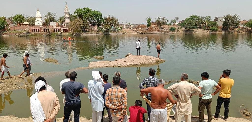 A young man drowned while taking bath in the pond, rescue team failed to find him