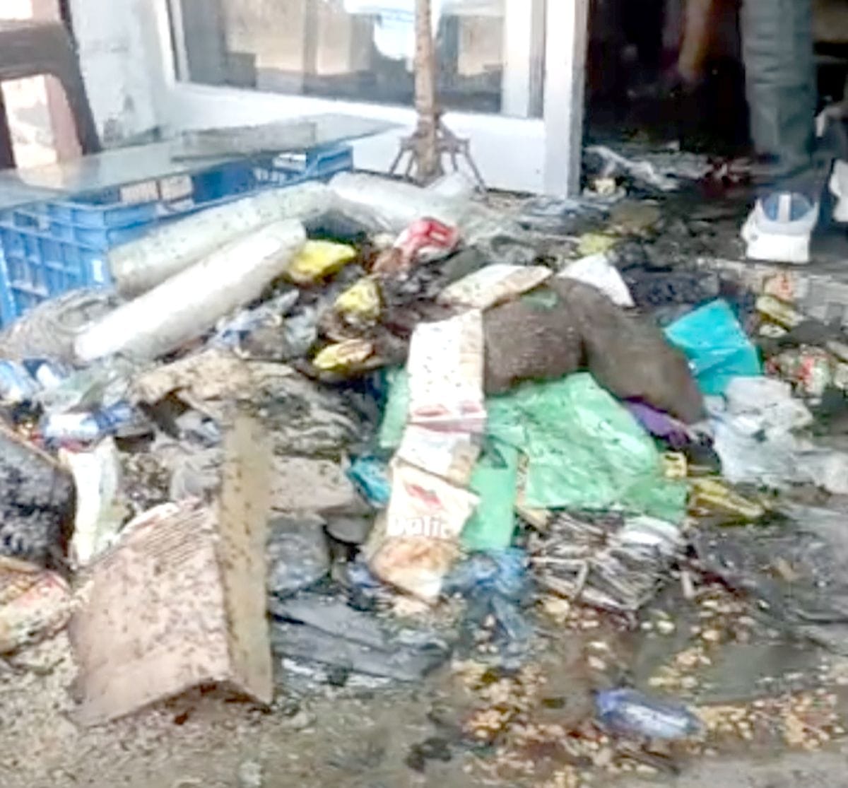 Goods worth lakhs burnt in fire in grocery shop