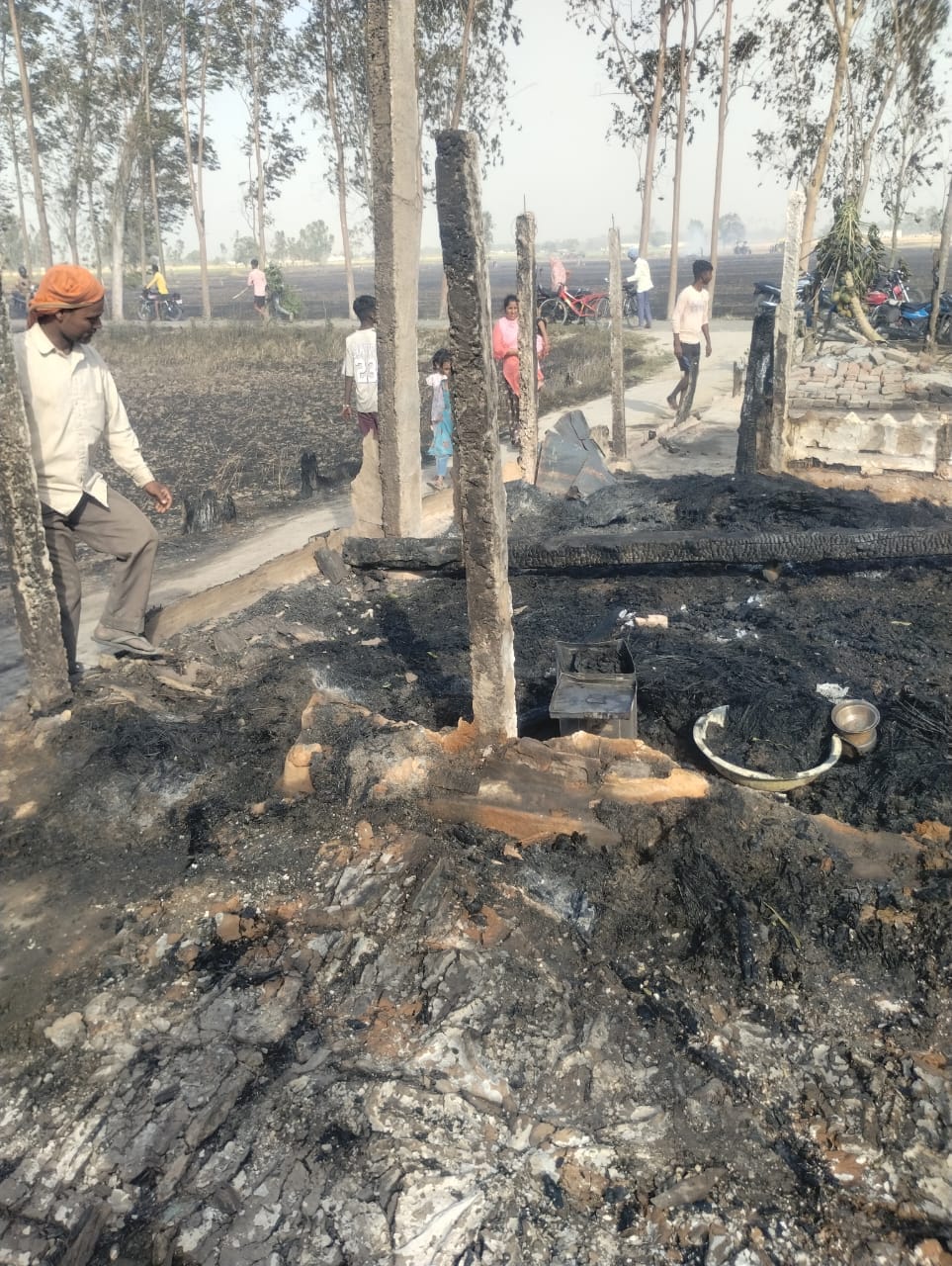 Four houses burnt in fire, two people burnt