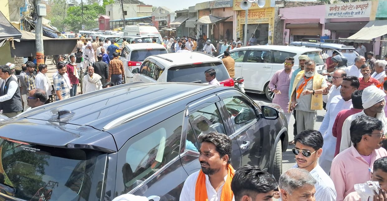 People struggling with traffic jam from Bhamashah Chowk to Islamia Inter College