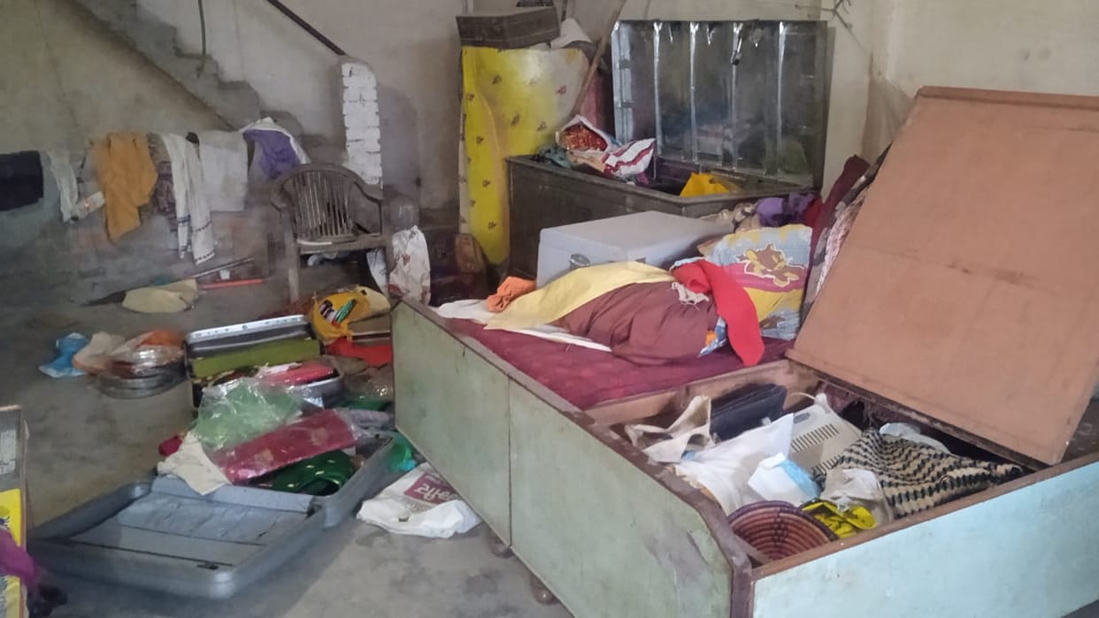 Thieves searched the locked house, took away jewelery and valuables